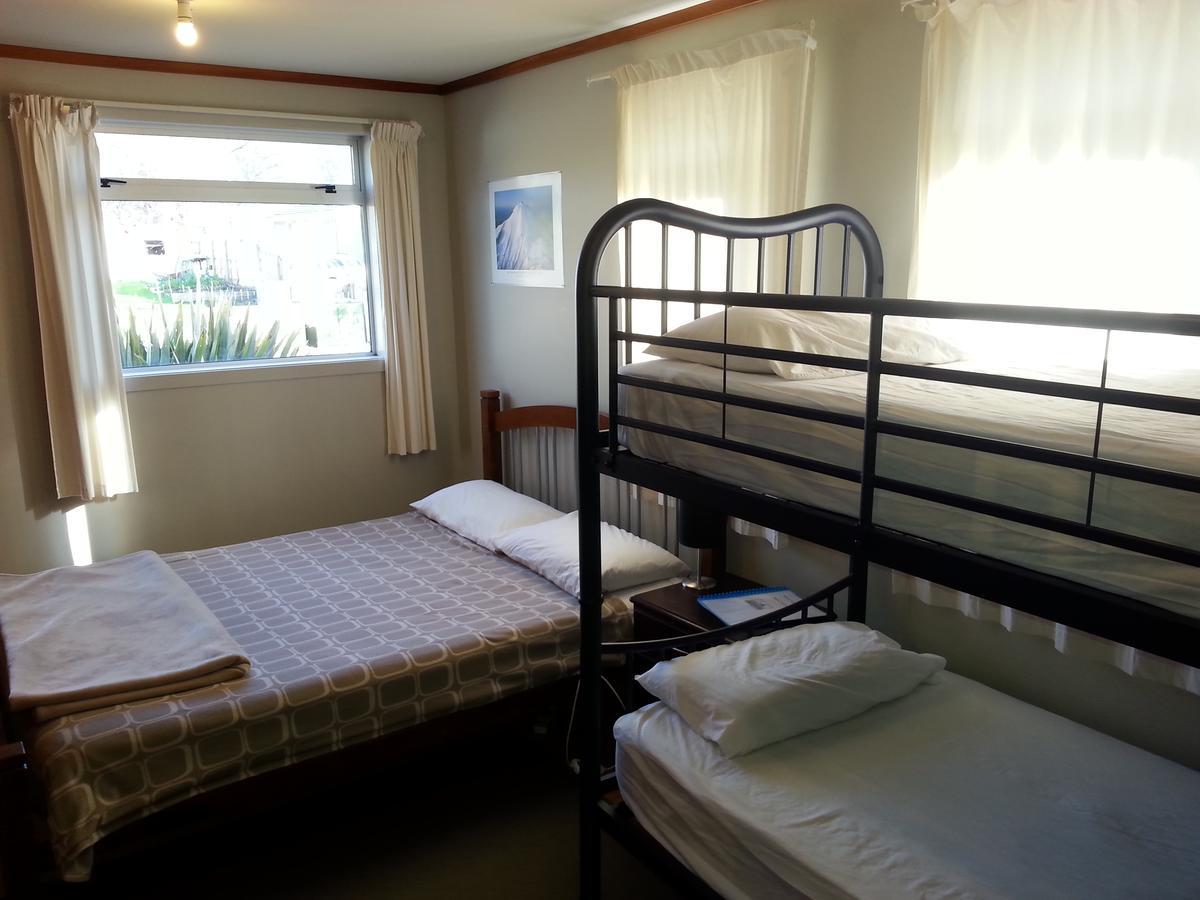 Riverstone Lodge Turangi Zewnętrze zdjęcie A typical room at a backpackers' hostel in Dunedin, New Zealand