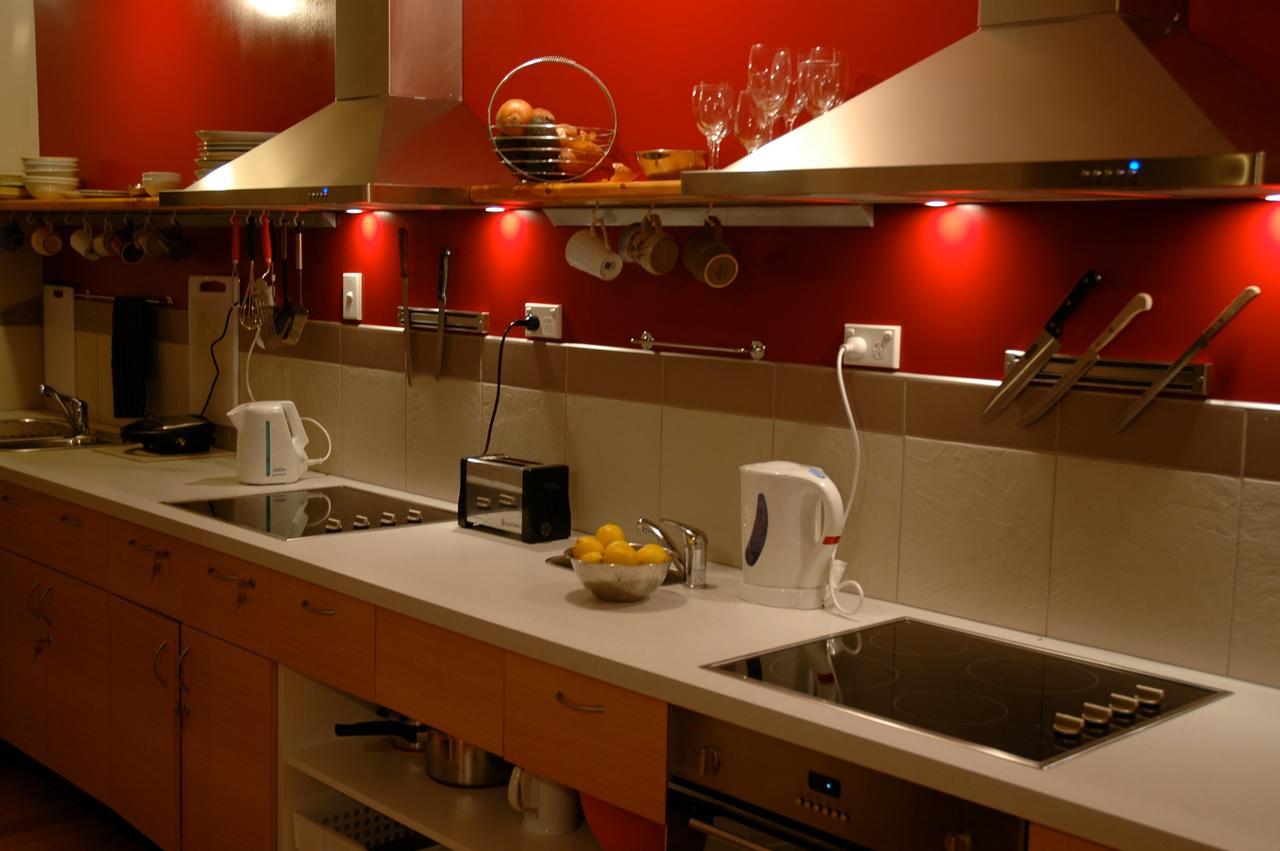 Riverstone Lodge Turangi Zewnętrze zdjęcie A modern kitchen