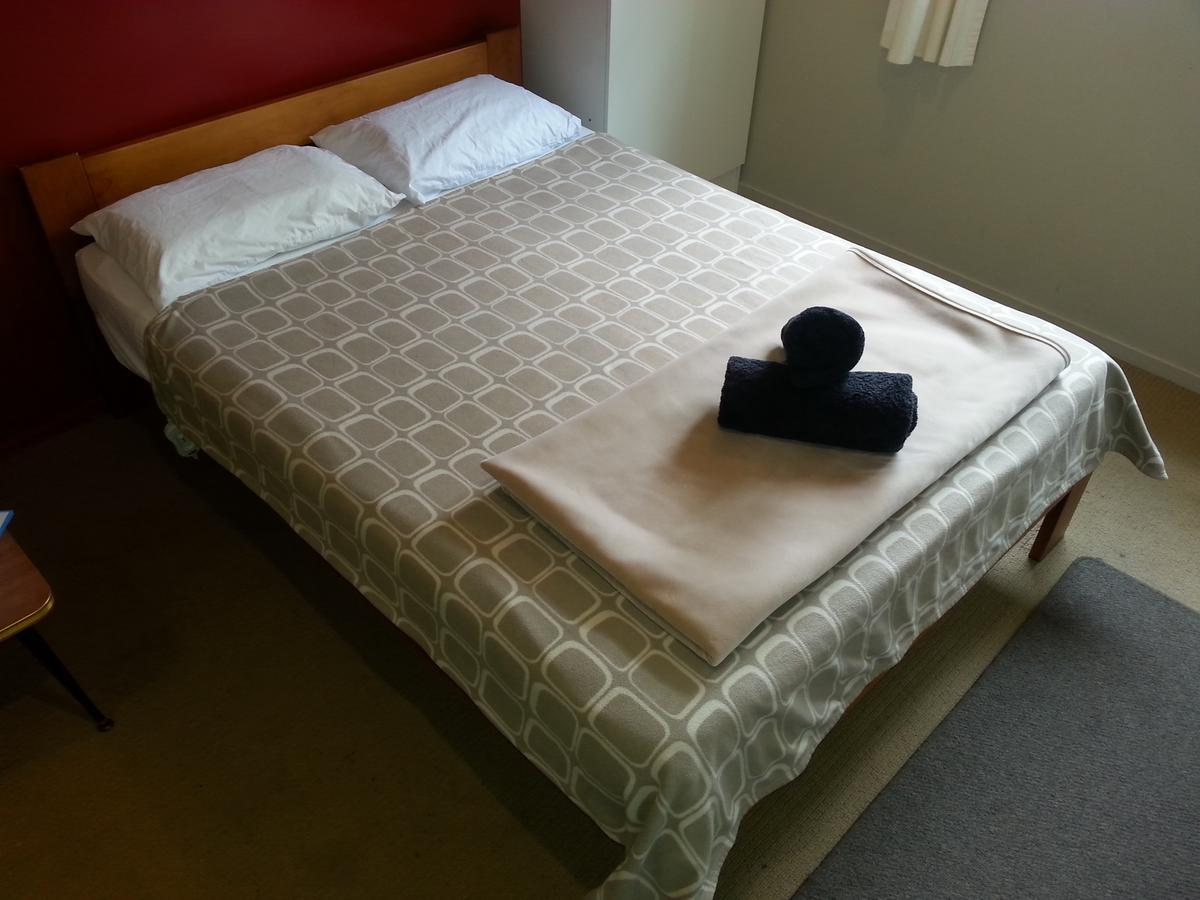 Riverstone Lodge Turangi Zewnętrze zdjęcie A bed with a duvet